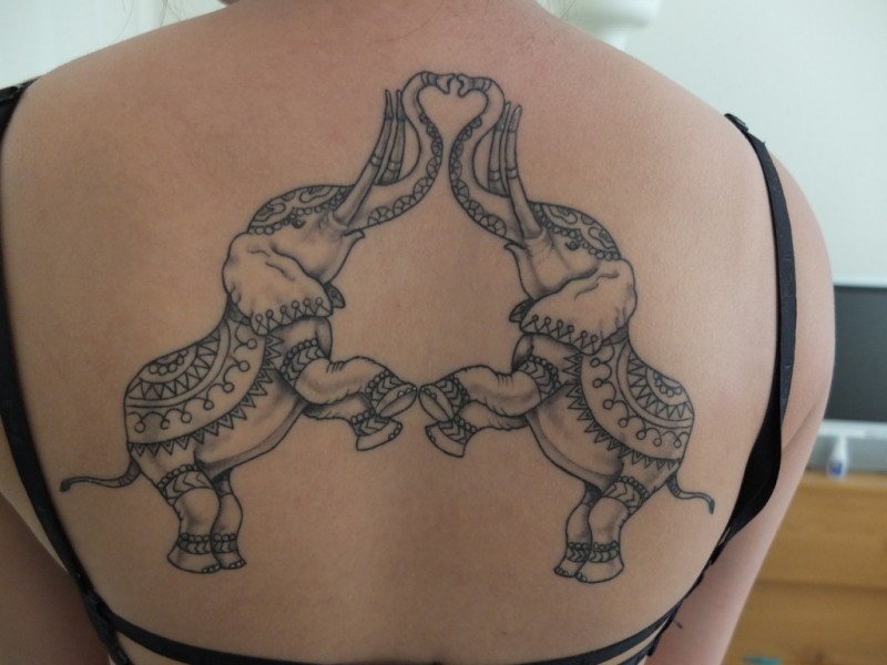 背部黑灰两头大象纹身图案