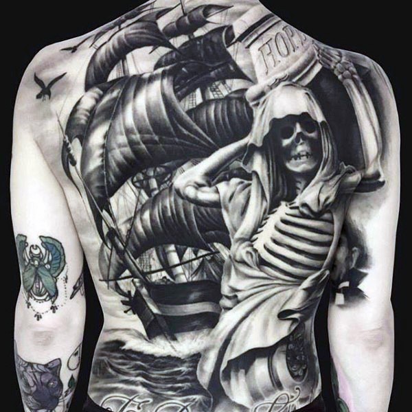 背部惊人的大规模船舶和骷髅骨架纹身图案