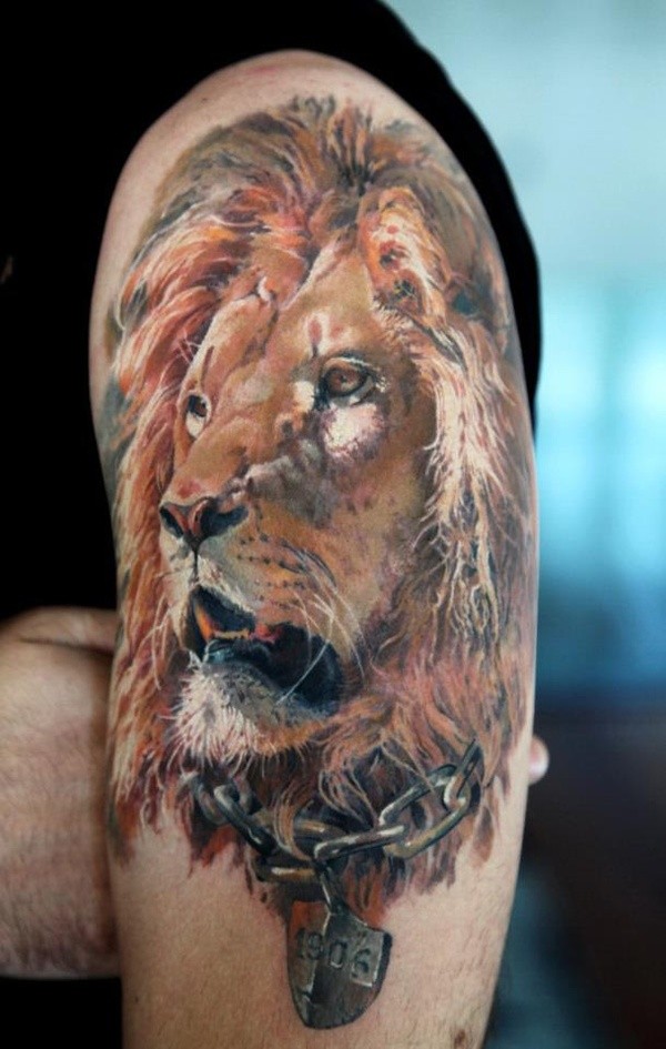 手臂上的写实狮子头像和铁链纹身图案
