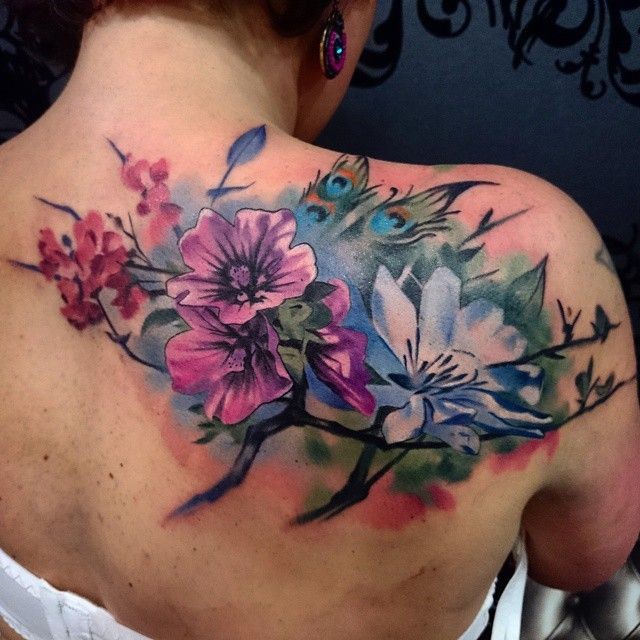 背部美丽逼真的彩色各种花卉和蝴蝶纹身图案