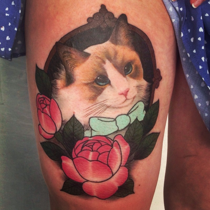 大腿漂亮的猫咪花朵和蝴蝶结纹身图案