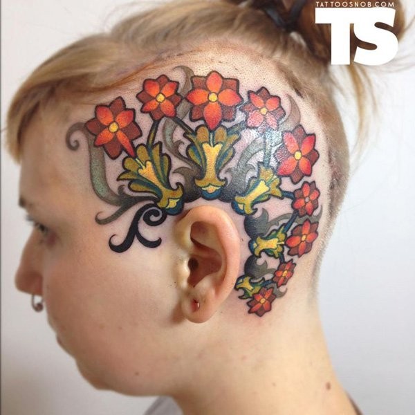 头部彩色美丽的花朵纹身图案
