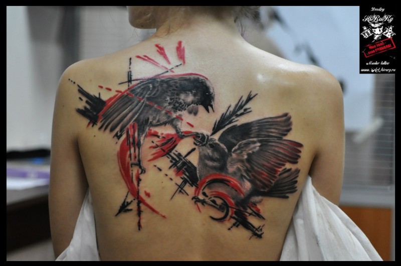 背部彩色的战斗小鸟纹身图案