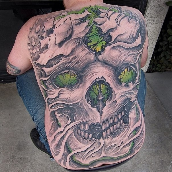 背部彩色的神秘骷髅与植物纹身图案