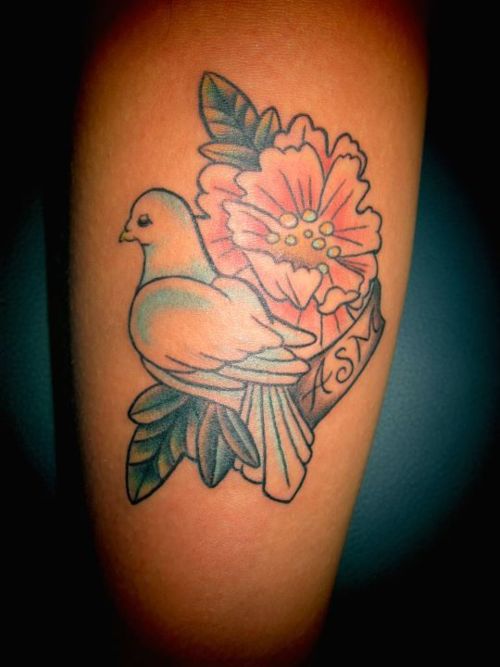 粉红花朵和鸽子字母纹身图案