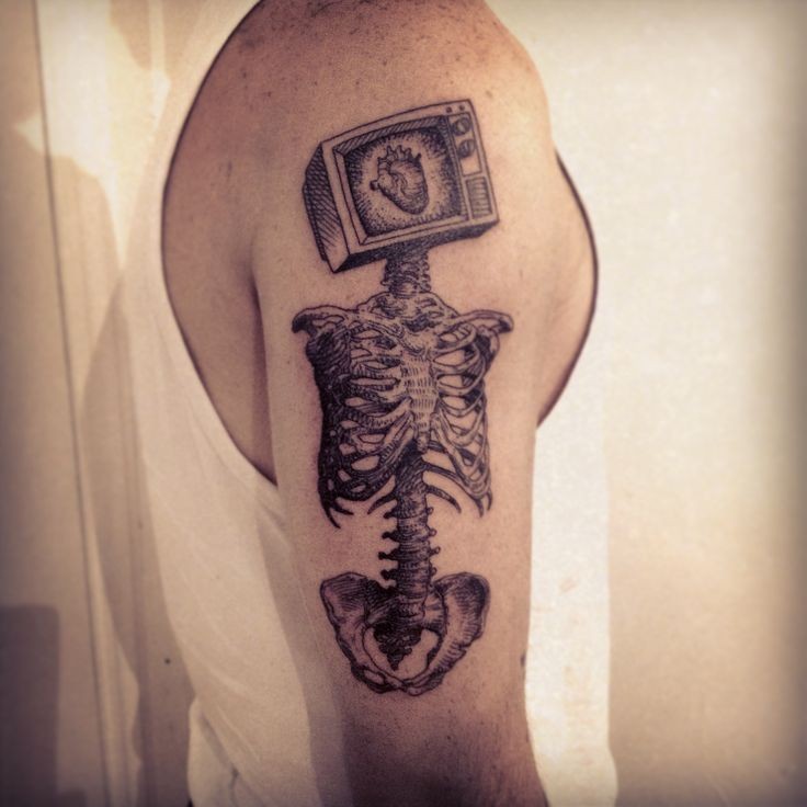 大臂超现实主义风格电视机骨架纹身图案