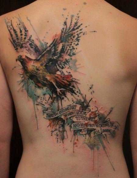 背部彩色泼墨鸟与英文纹身图案