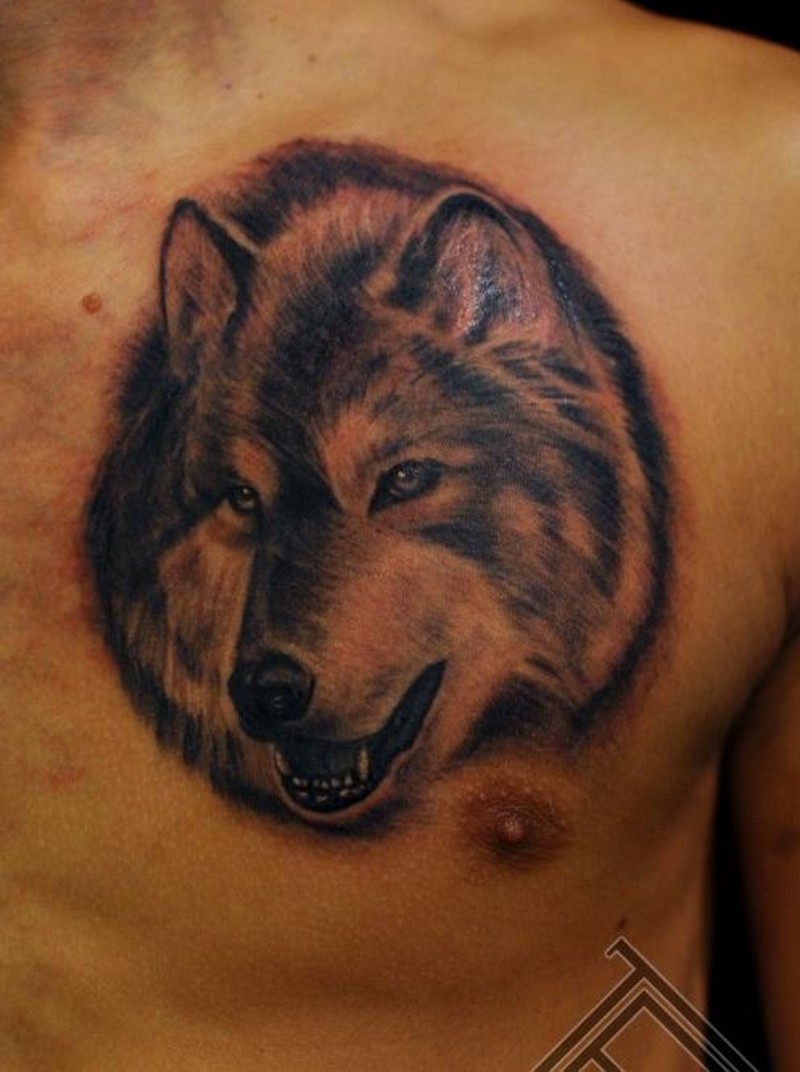 好看写实的狼头胸部纹身图案
