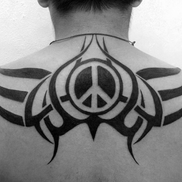 背部黑色的图腾太平洋标志纹身图案