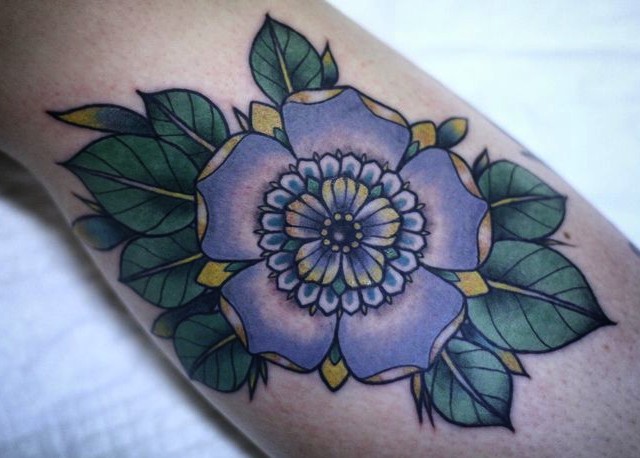 手臂上的传统紫色花朵纹身图案