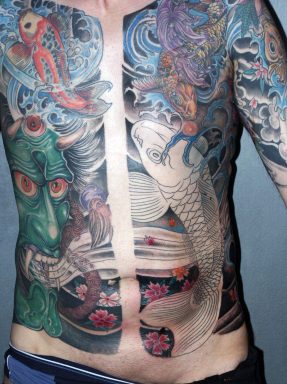 男性腹部般若魔鬼和锦鲤彩色纹身图案