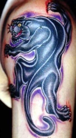 手臂上可怕的黑豹纹身图案