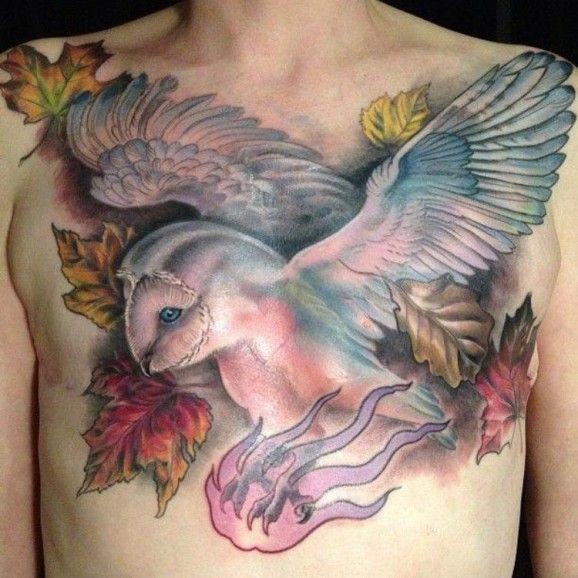 胸部飞翔的雪猫头鹰逼真写实纹身图案
