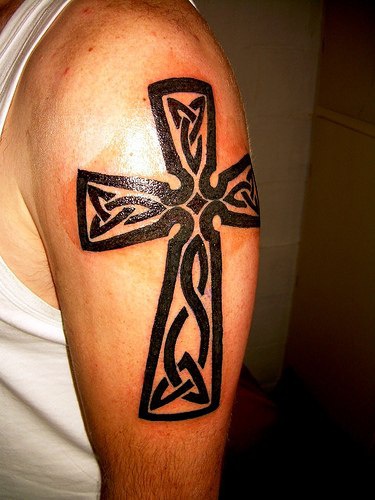 大臂凯尔特风格的十字架纹身图案