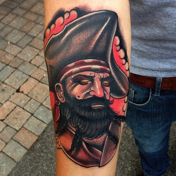 手臂上的old school海盗彩绘纹身图案