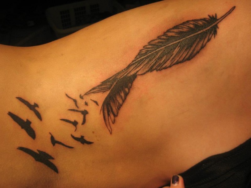 羽毛与飞舞的小鸟纹身图案