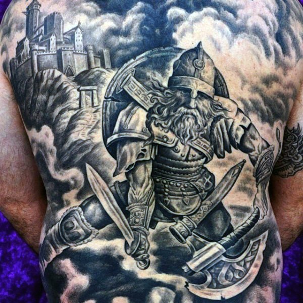 大型的中世纪战士与城堡背部纹身图案