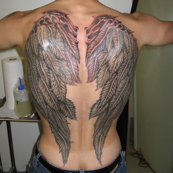 背部精致的黑白翅膀纹身图案