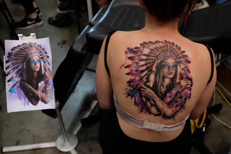 背部插画风格的彩色印度女人纹身图案