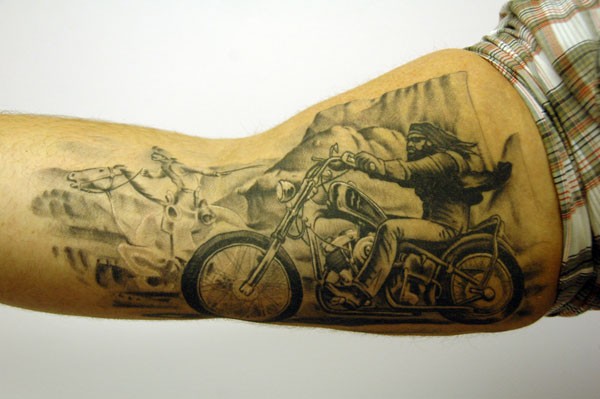 大臂骑士和摩托车纹身图案