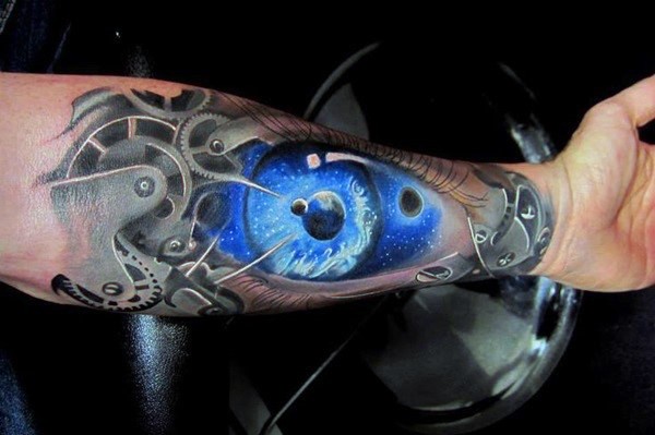 令人印象深刻的未来星空和机械齿轮手臂纹身图案