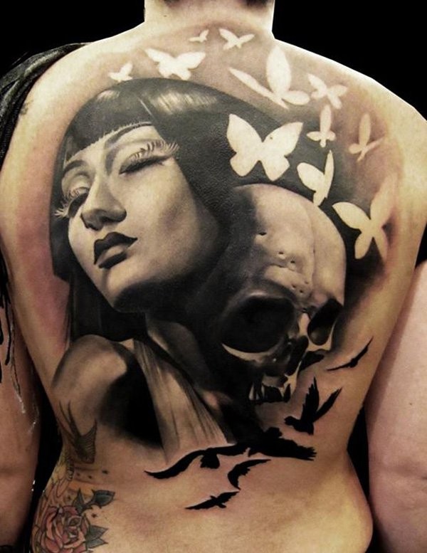 背部写实的惊人女人肖像骷髅和白蝴蝶纹身图案