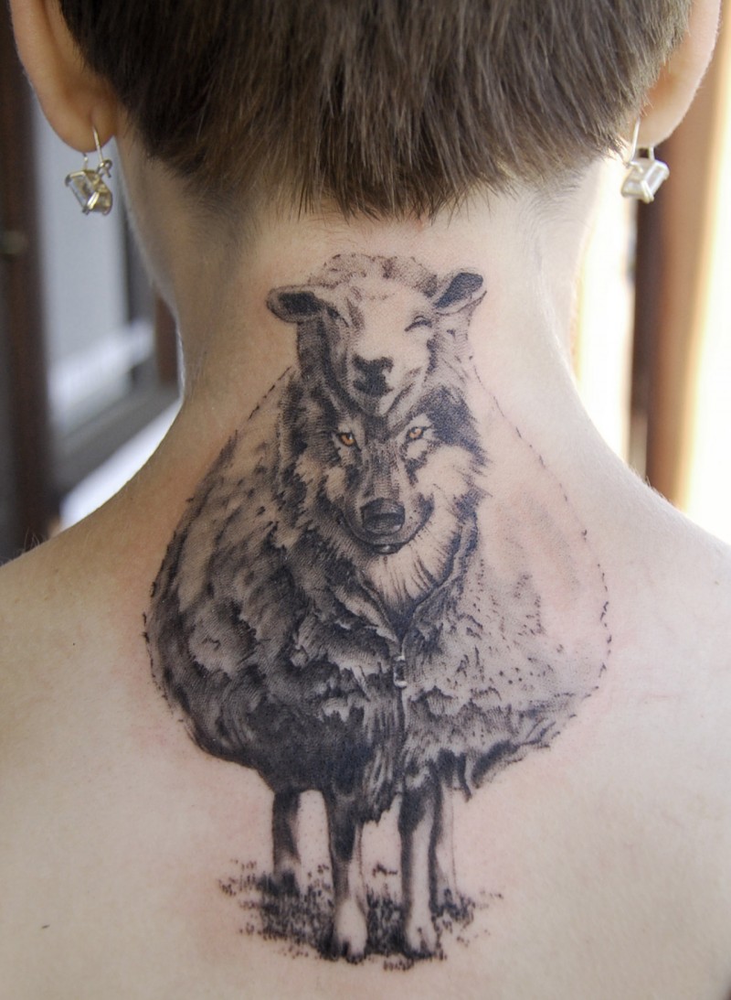 背部黑色狼与羊皮肤纹身图案