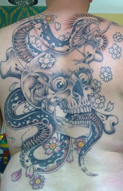 背部蛇和骷髅花朵纹身图案
