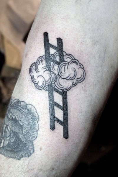 手臂黑色的手绘梯子和云朵纹身图案