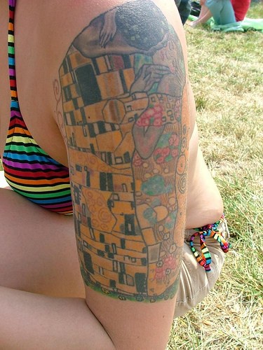 大臂彩色的古斯塔夫克里姆特情侣纹身图案