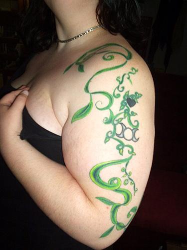 肩膀和手臂上的绿色藤蔓纹身图案