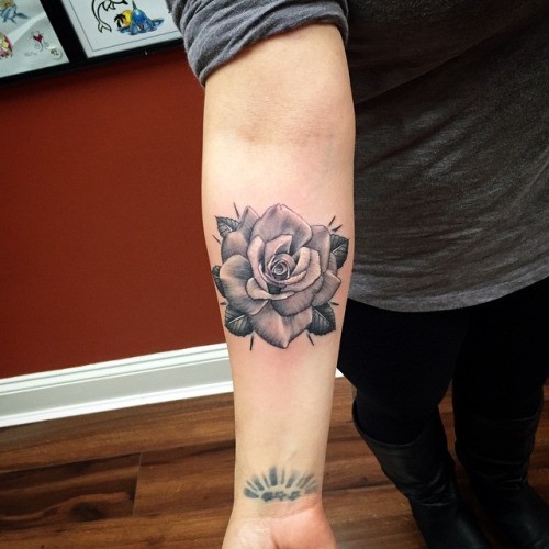 小臂灰色的玫瑰花纹身图案
