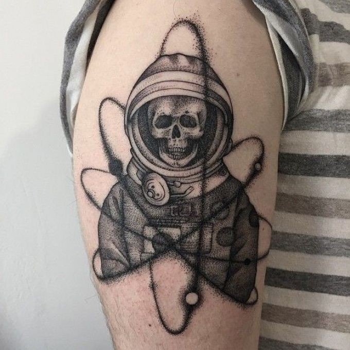 大臂点刺风格黑色宇航员骨架纹身图案