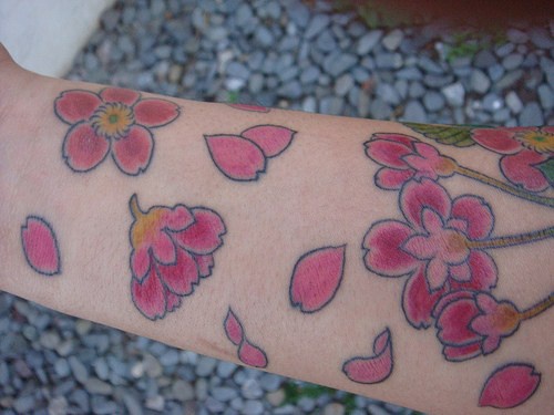 手臂许多粉红色美丽的花朵纹身图案