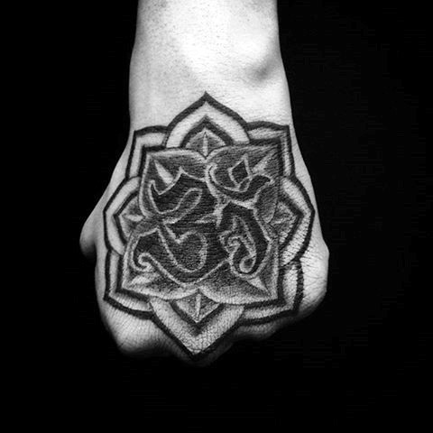 手背黑色的亚洲宗教花朵字符纹身图案