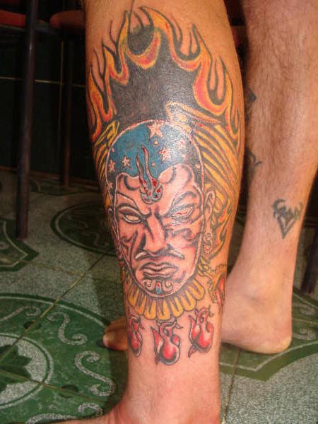 小腿阿兹特克的火焰人像彩色纹身图案
