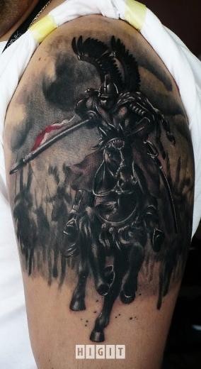大臂绚丽的黑白中世纪武士纹身图案