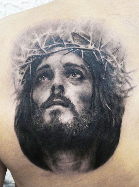 背部灰色的耶稣和荆棘王冠纹身图案