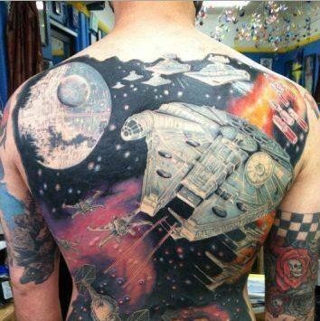 背部巨大的斑斓星球大战主题纹身图案
