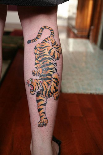 小腿彩色的下山虎纹身图案