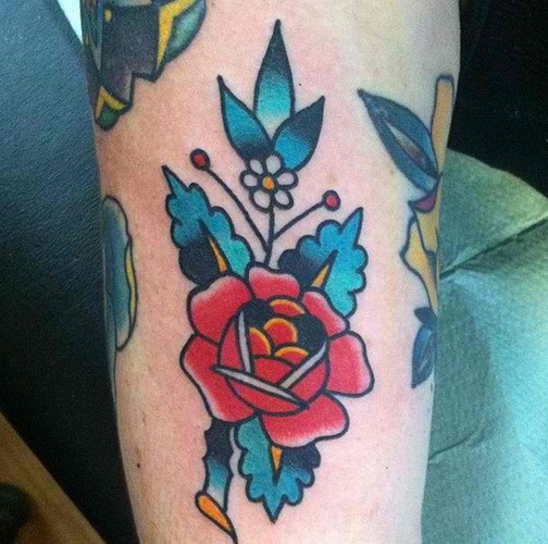手臂上的传统花卉彩色纹身图案