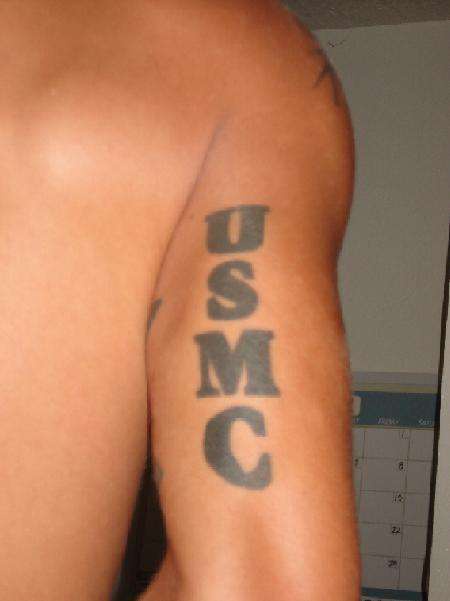 手臂美国海军陆战队的英文标志纹身图案