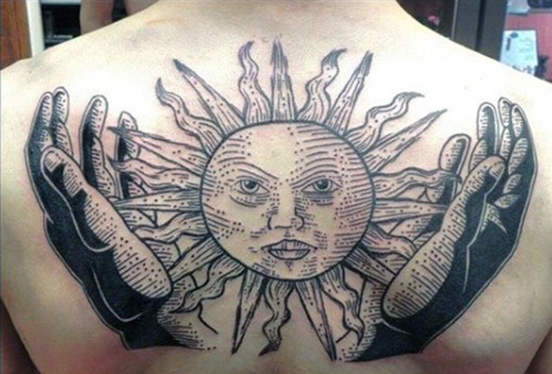 背部黑色线条手和太阳纹身图案