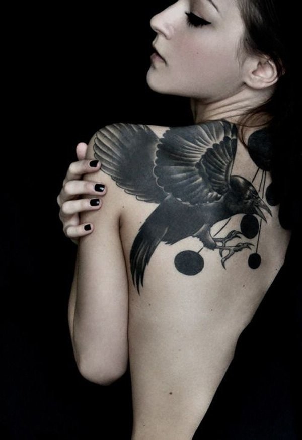 背部黑色的乌鸦结合圆形纹身图案