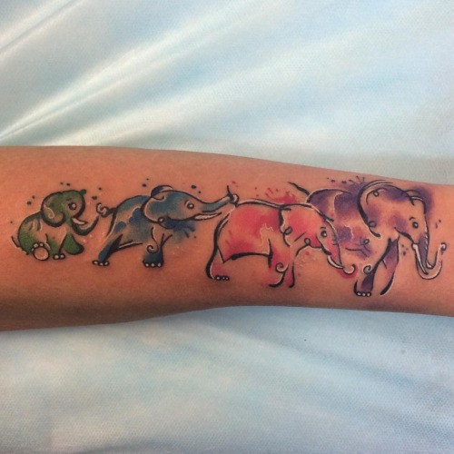 手臂生动的彩色大象家庭纹身图案