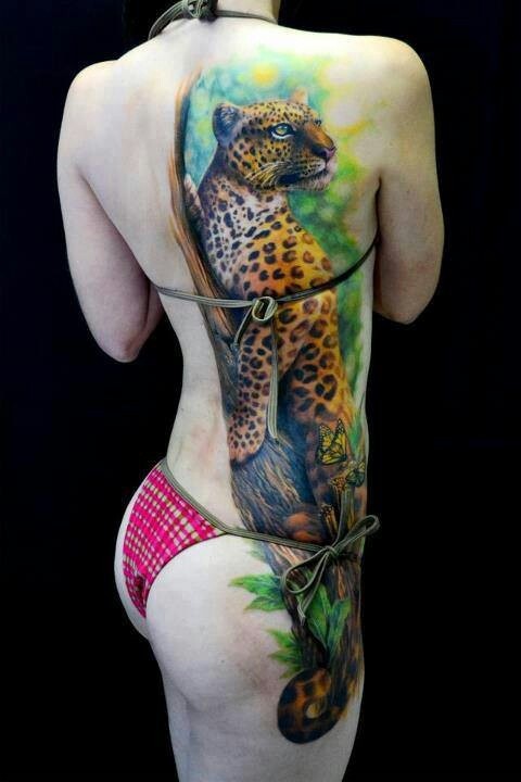 背部自然写实的彩色逼真豹子与蝴蝶纹身图案
