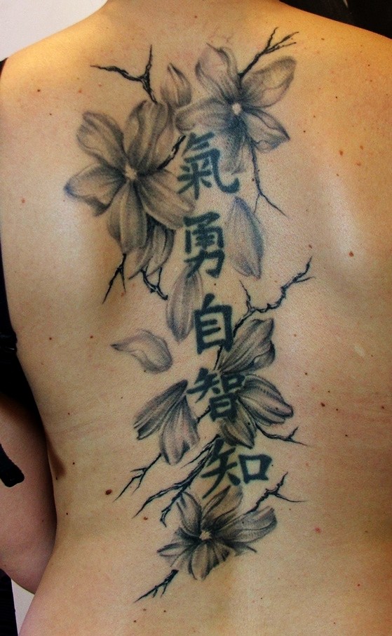 背部中国风花朵汉字纹身图案