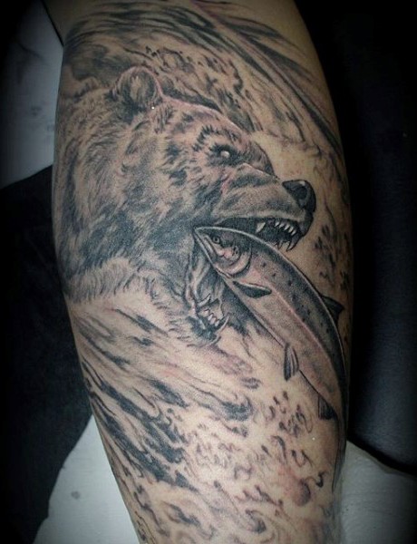 手臂黑白大熊捕鱼个性纹身图案