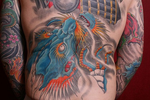 腰部蓝色的亚洲龙纹身图案