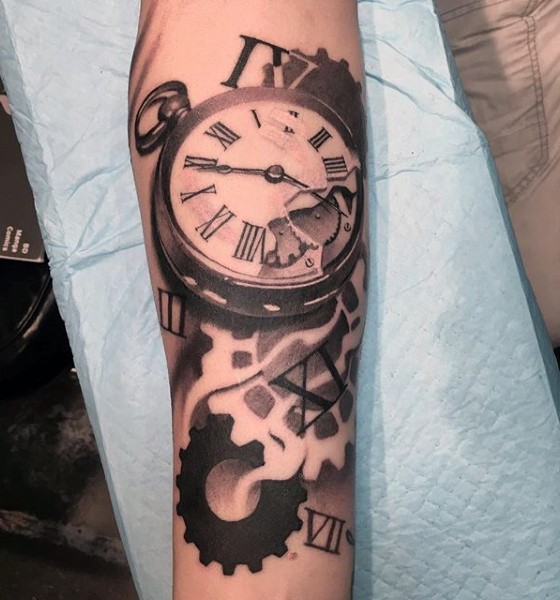 手臂破旧的时钟和齿轮黑白纹身图案